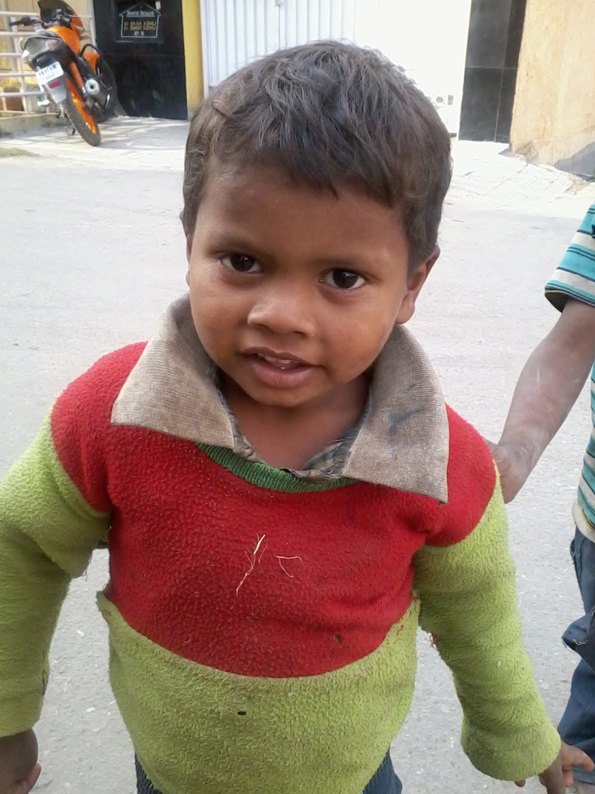 Eating hot buns in Jammu's cold morning... child is so happy