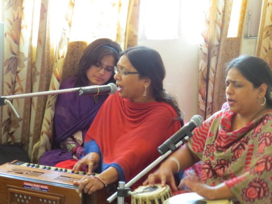 10. A  live bhajan presentation by the singers Vandana Tiwari and Rachna Bakshi......