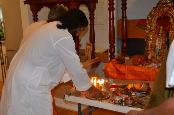 Mohanji offering Aarathi to Sri Hanuman 