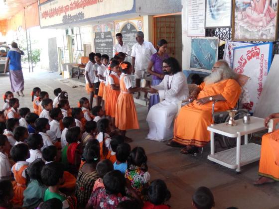 Mohanji giving away awards to the school children at the Vithal Babaji’s ashram.