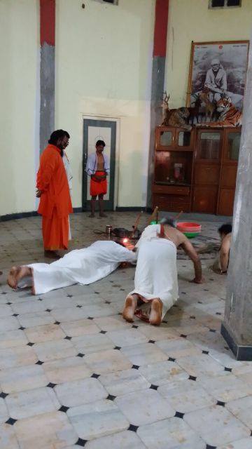Mohanji prostrating at the Samadhi place before the digging started. Mohanji also performed the pooja during Brahma Muhurta.and initiated the digging of the Samadhi on the 19th of July.