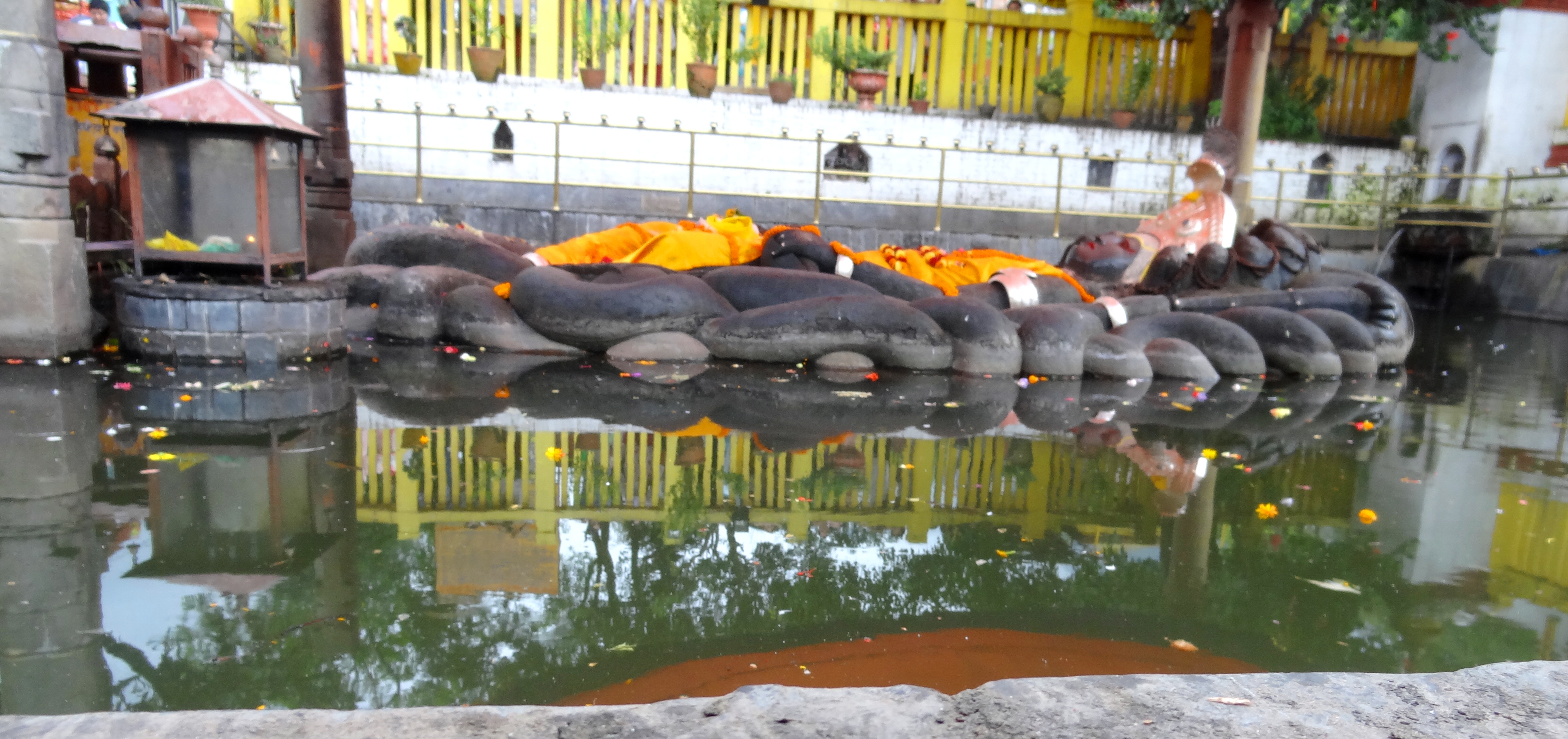 10-miracle-photo-buddha-nilkanth-reflecting-in-the-water-180-degrees-below-himself