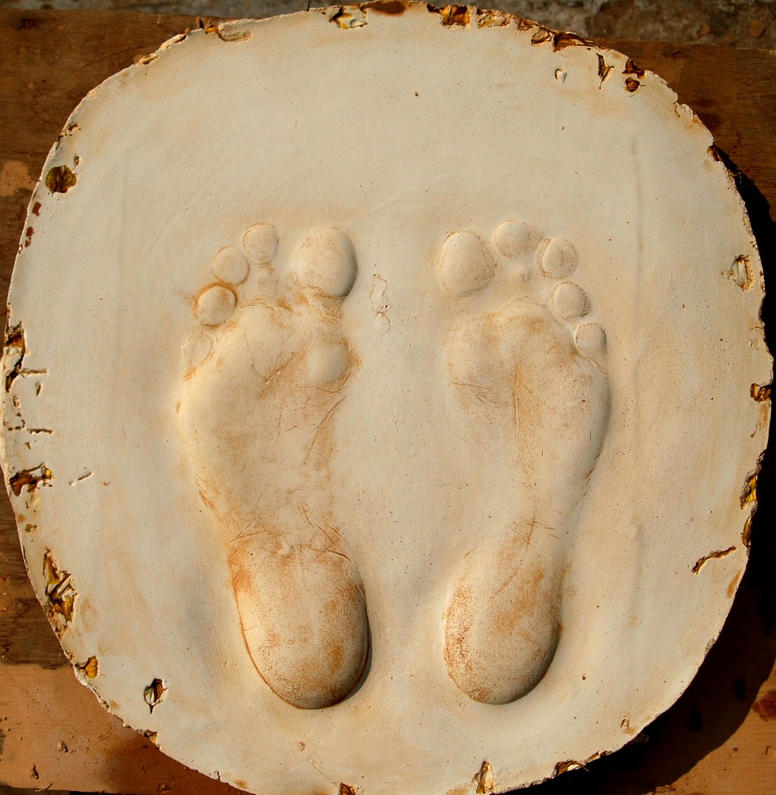 6 Feet impression on the white cement mould