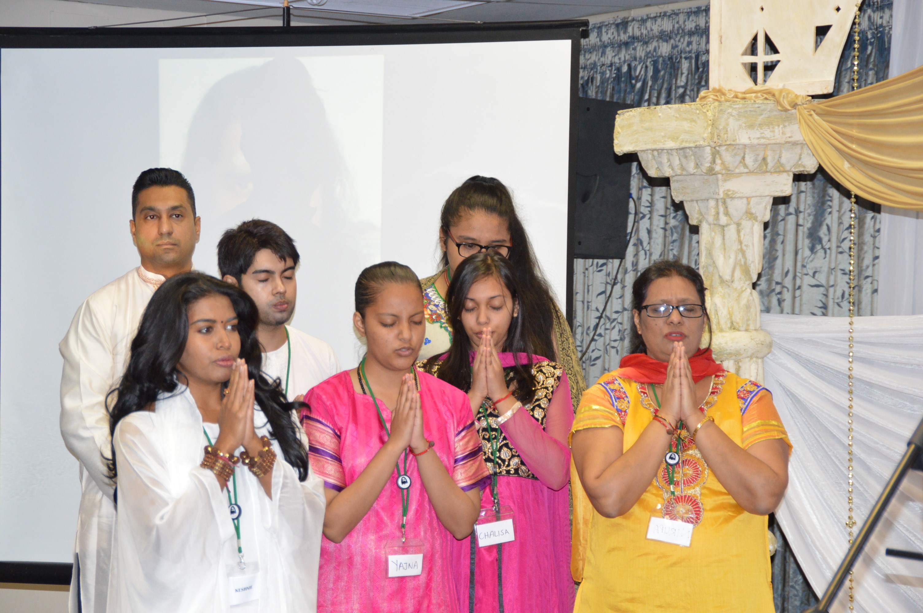 9 Datta Tapovan Youth and Bhajan group singing Arthi