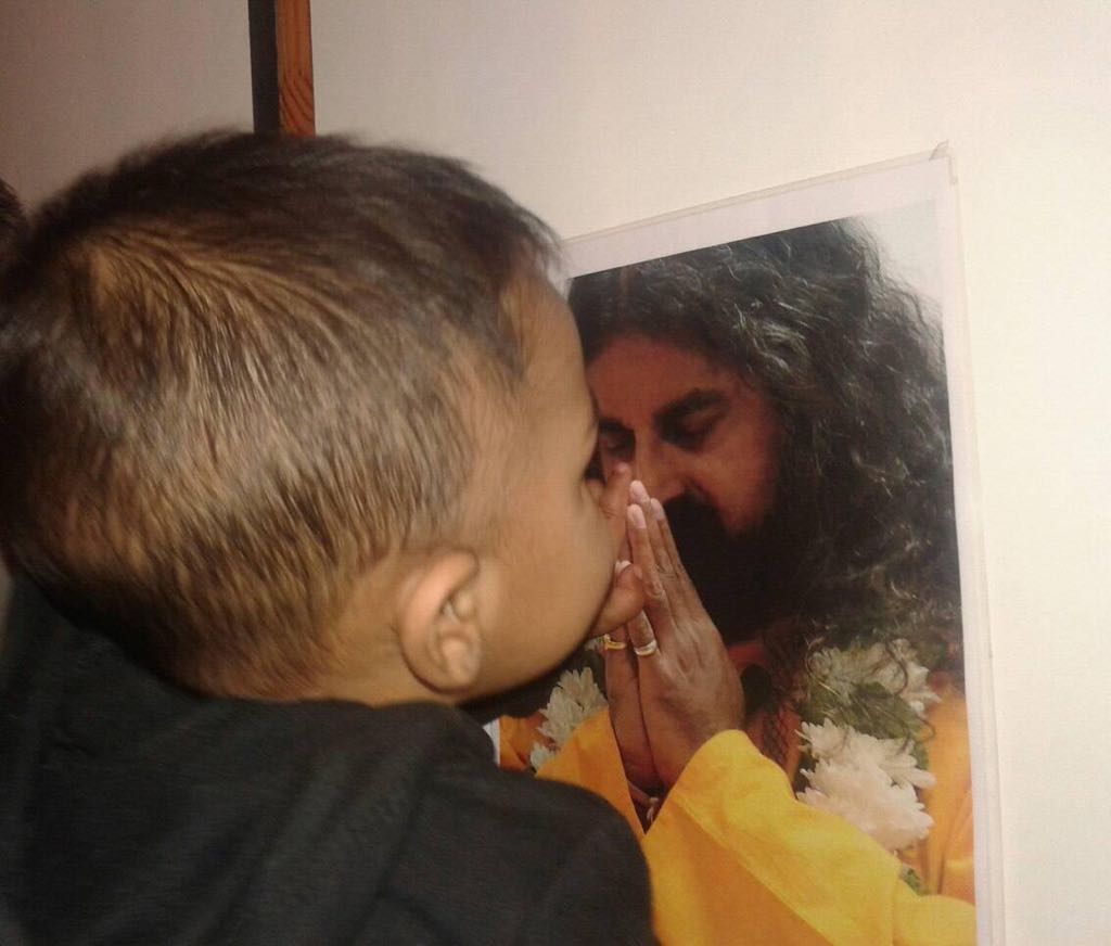 Baby Ariv goes to touch, kiss and hug Mohanji's photo (2)
