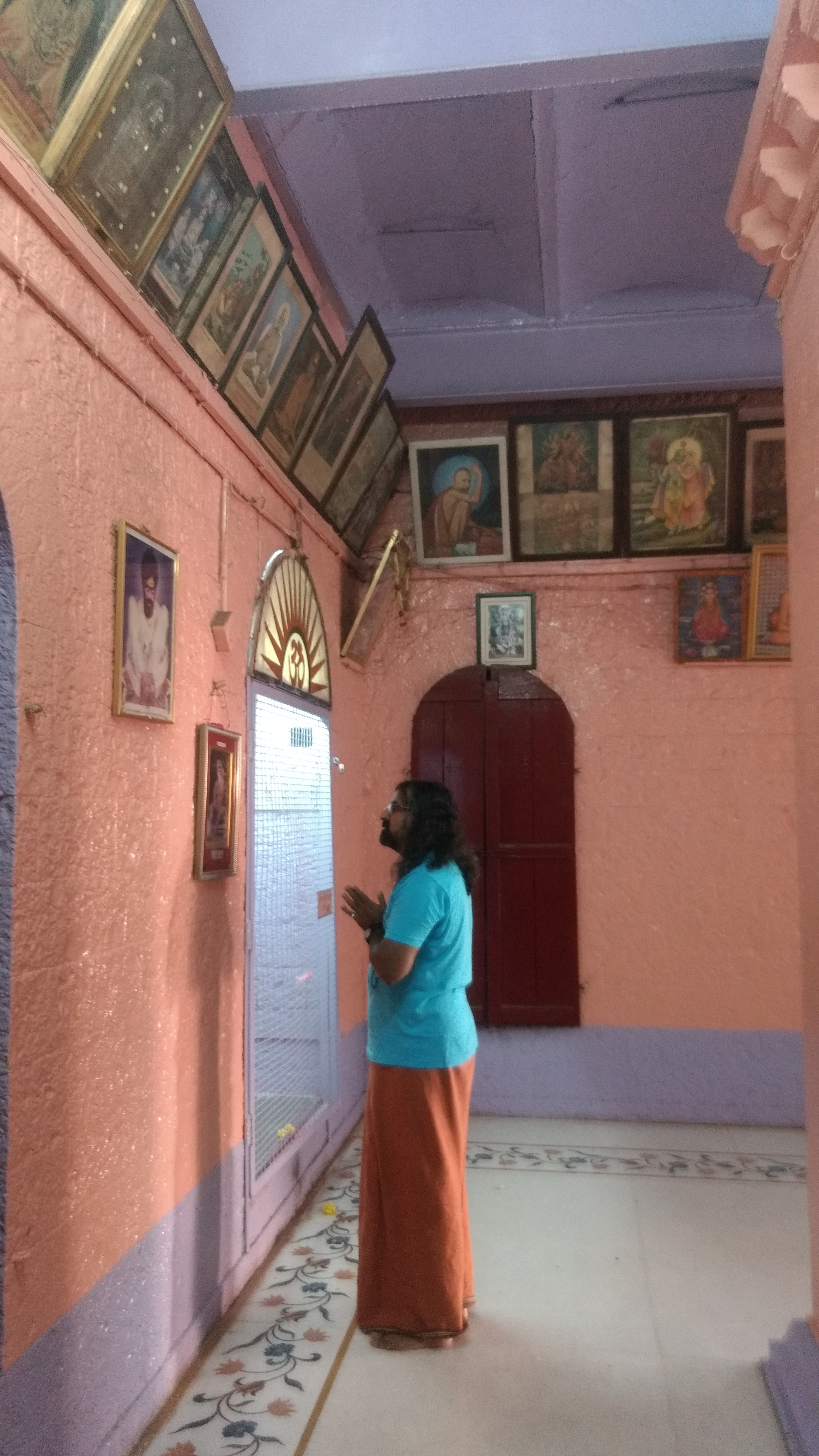 Mohanji Chronicles - Back from the dead – A tryst with Swami Samarth of Akkalkot - Mohanji offering prayers 6