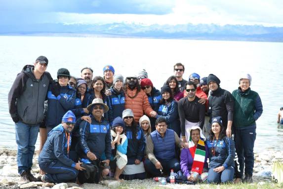 Mohanji_with_devotees_infront of Manasarovar