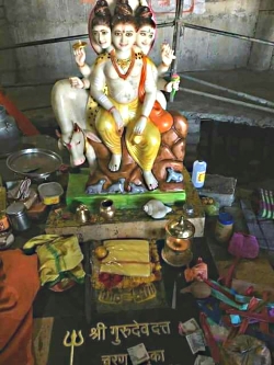 Gurushikhar Shri Datta Paduka Temple1